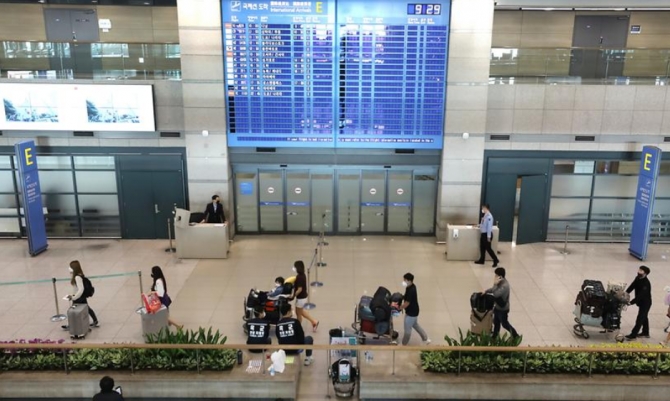 &nbsp;인천국제공항으로 입국한 해외입국자들이 이동하고 있다. 제공 : 강남구청
