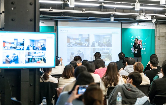 지난 1월 8일 서울 강남구 창업지원센터 마루180에서 개최한 '아산 유스프러너 데모데이'에서 참여 학생이 팀 프로젝트 결과를 발표하고 있다. 사진. 아산나눔재단