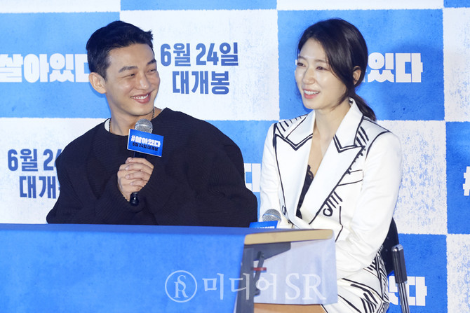 영화 '#살아있다'로 호흡을 맞추는 배우 유아인(좌)과 박신혜. 사진. 구혜정 기자