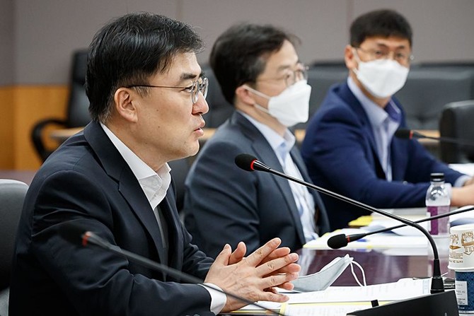 손병두 금융위 부위원장(맨 왼쪽)이 발언하는 모습. 사진. 금융위원회