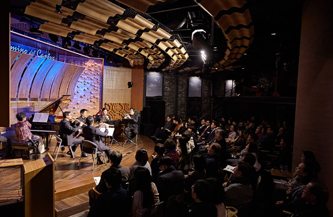 지난 1월21일 LS용산타워에서 열린 제35회 송강음악회에서 연주자들이 악기를 연주하고 있다. 사진. 송강재단