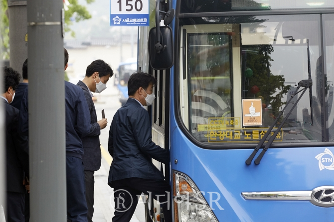 마스크 착용하고 대중교통 이용하는 시민들. 사진. 구혜정 기자