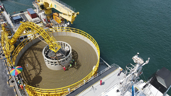 지난 6월 LS전선의 해저 케이블이 강원도 동해항에서 선적되고 있다. 사진. LS전선