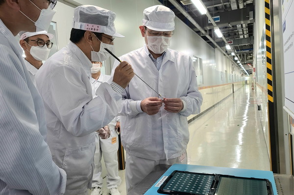 이재용 삼성전자 부회장이 16일 삼성전기 부산사업장을 찾아  차세대 패키지 기판 생산 공장을 살펴보고 있다. 사진. 삼성전자 제공
