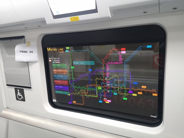 중국 심천 지하철에 설치된 LG디스플레이 55인치 투명 OLED에 표기된 지하철 노선도. 사진. LG디스플레이 제공