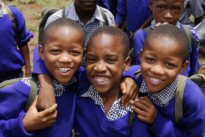 컴패션을 통해 후원 받고 있는 탄자니아컴패션 어린이들이 밝게 웃고 있는 모습. 사진. 한국컴패션