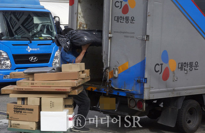 택배를 트럭에 싣고 있는 CJ대한통운 택배 기사. 사진. 구혜정 기자