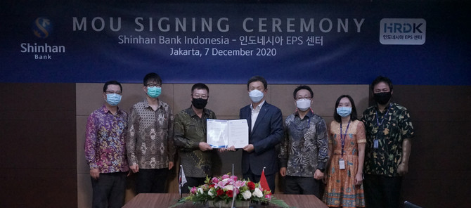 황대규 신한인도네시아은행 법인장(왼쪽 네번째)과 한국산업인력공단 인도네시아 EPS센터 최종윤 센터장(왼쪽 세번째) 및 관계자들이 기념촬영을 하고 있다. 사진. 신한은행