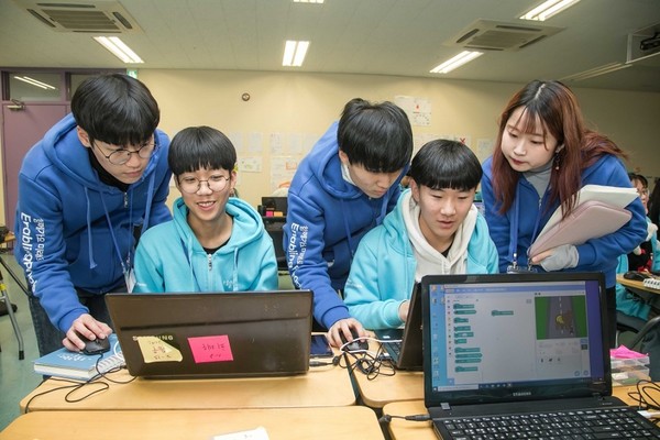 올 초 열린 삼성 드림클래스 겨울캠프에 참가한 중학생들이 대학생 멘토로부터 소프트웨어 교육을 받고 있는 모습. 사진. 삼성전자.