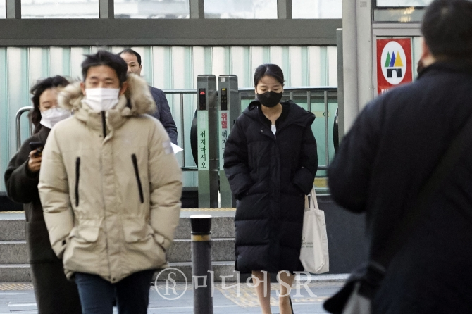 코로나19 확산에 시민들이 마스크를 쓰고 거리를 걷고 있다. 사진. 구혜정 기자