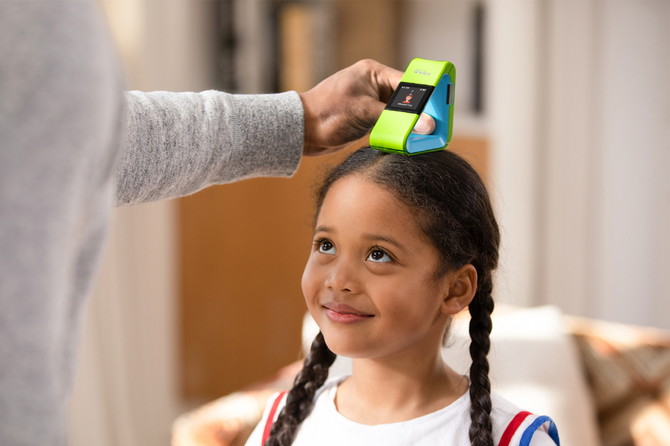 '맥파이테크'가 개발한 어린이 신제 발달과 성장 관리를 도와주는 디바이스로 어린이의 키를 재고 있다. 사진. 삼성전자 제공