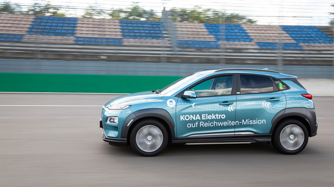 코나 일렉트릭의 시험 주행 모습으로, 코나 일렉트릭은 2020년 독일에서 실시한 시험주행에서 1026km의 주행거리를 달성했다. 사진=현대자동차그룹