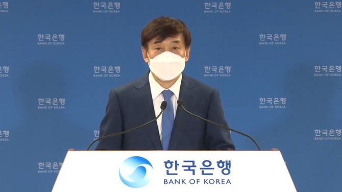 통화정책방향 배경을 설명하고 있는 이주열 한국은행 총재. 사진. 한국은행 유튜브 갈무리.