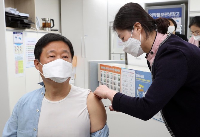 백신을 맞고 있는 전판석 기독병원장.