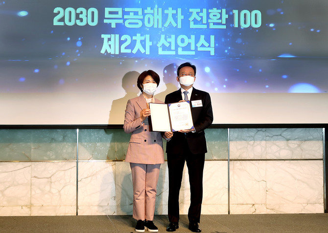 ‘한국형 2030 무공해차 전환 100’ 선언식에서 신한은행 정상혁 부행장(오른쪽)과 한정애 환경부 장관이 기념 촬영을 하고 있다. 사진. 신한은행.