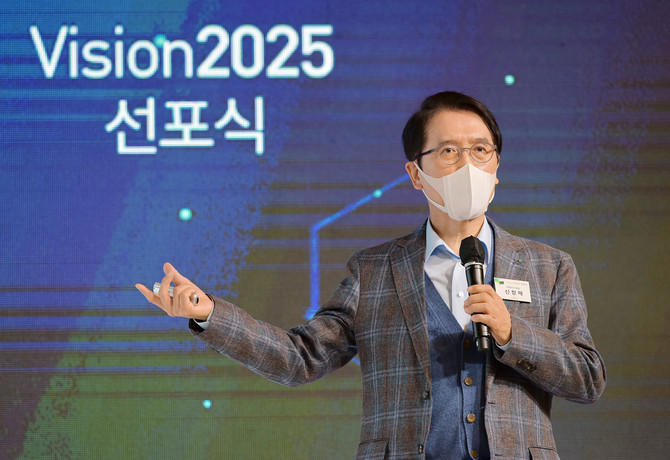 신창재 교보생명 회장이 28일 서울 광화문 교보생명 본사에서 열린 '비전 2025 선포식'에서 새로운 고객가치 혁신에 대해 설명하고 있다. 사진. 교보생명