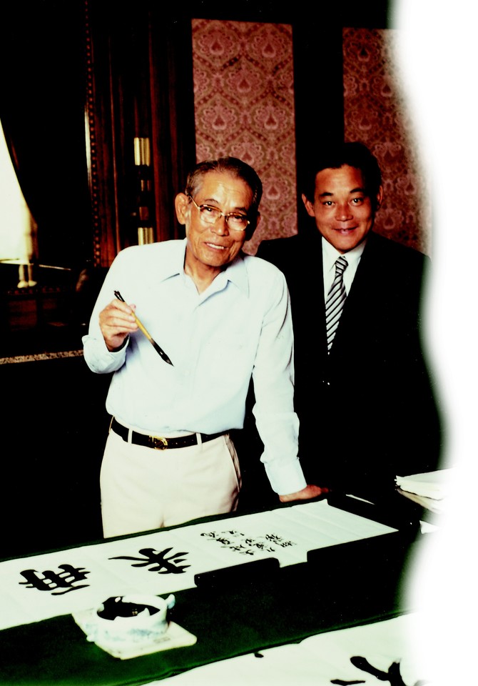 1980년 고(故) 이병철 창업주와 고인이 된 이건희 회장(오른쪽) 당시 모습. 사진. 삼성전자 제공