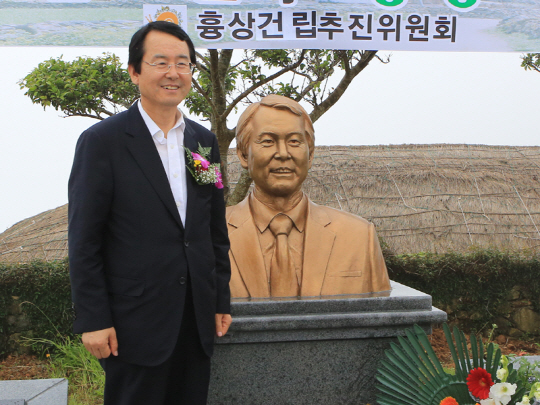 2013년 7월 자신의 흉상 옆에 선 김종식 당시 완도군수.