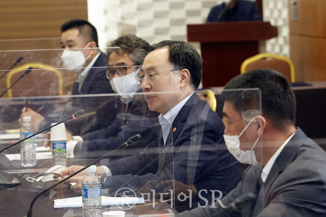 문승욱 산업통상자원부 장관(오른쪽 두번째). 사진. 구혜정 기자