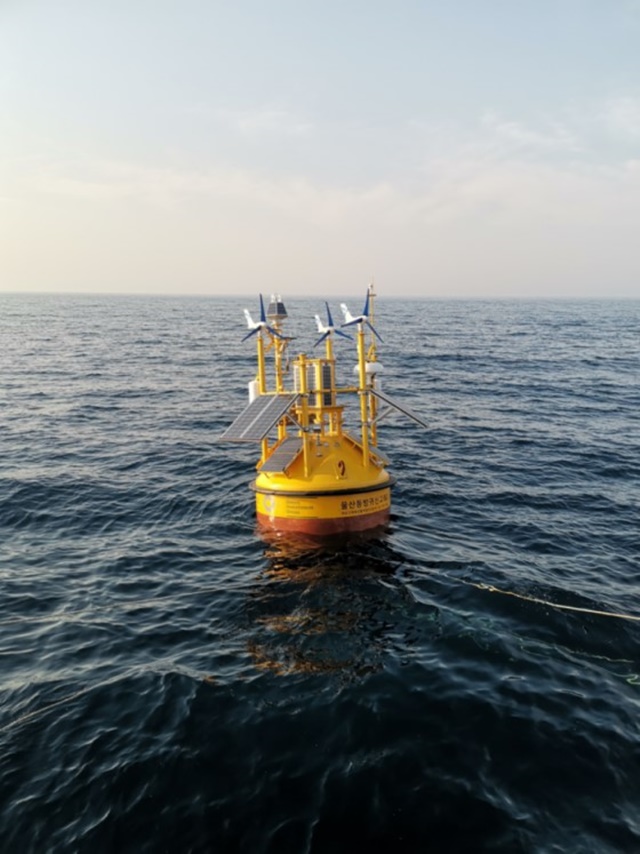 GIG와 토탈에너지스가 울산 앞바다에 설치한 부유식 풍황계측기. 사진. 그린인베스트먼트그룹