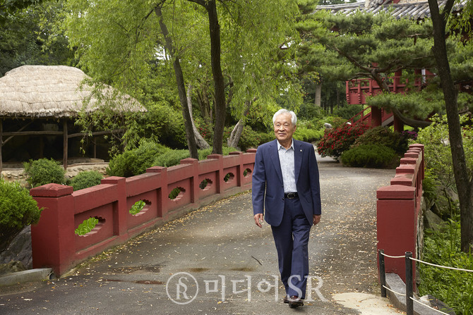 온양민속박물관 야외 전시실을 걷고 있는 신 고문. 사진 구혜정 기자