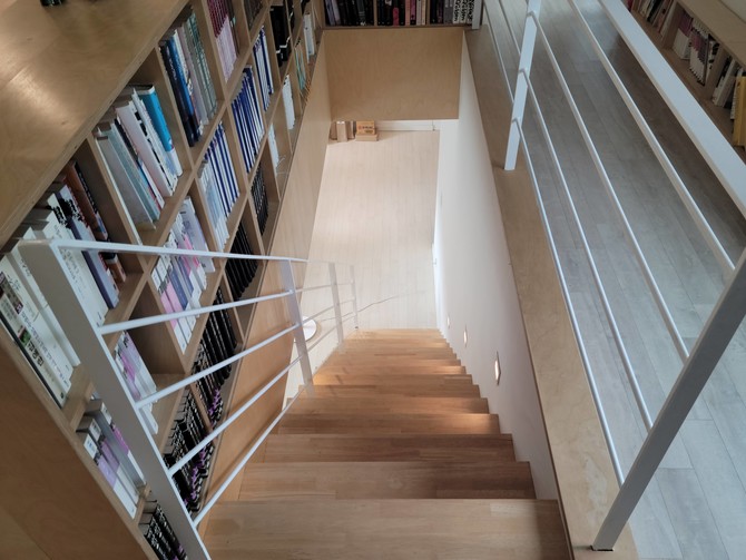    계단에 꽂혀 있는 책들. 