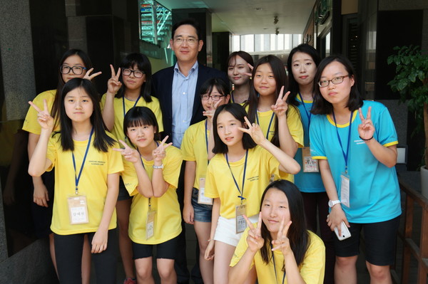 이재용 삼성전자 부회장이 2015년 8월 광주 전남대학교에서 열린 드림클래스 여름 캠프를 찾아 참여 중학생들과 기념 촬영을 하고 있다. 사진. 삼성전자. 