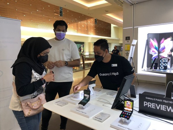 말레이시아 쿠알라룸푸르의 가든스 몰에 위치한 '삼성 익스피리언스 스토어'에서 소비자들이 갤럭시 Z 폴드3·갤럭시 Z 플립3를 체험하는 모습. 사진. 삼성전자.