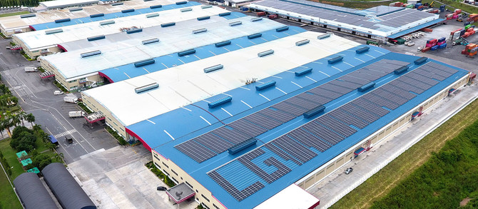 LG전자가 국내외 사업장에서 사용하는 전력 100%를 재생에너지로 전환할 방침이다. 태국 라용 소재 LG전자 생활가전 생산공장 옥상에 태양광 패널이 설치된 모습. 사진. LG전자