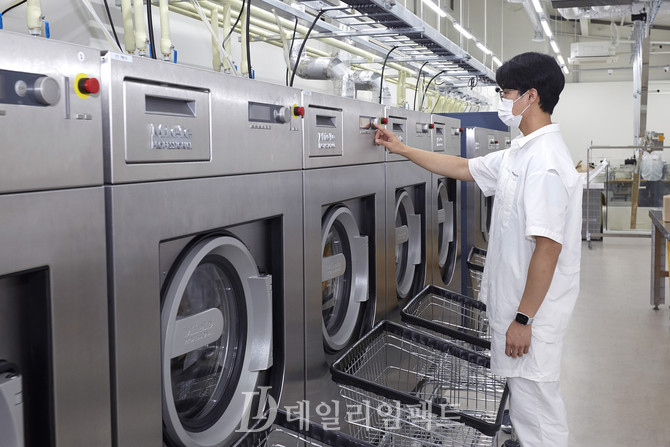 어반런드렛 직원이 17일 오전 세탁기를 돌리고 있는 모습. 사진. 구혜정 기자