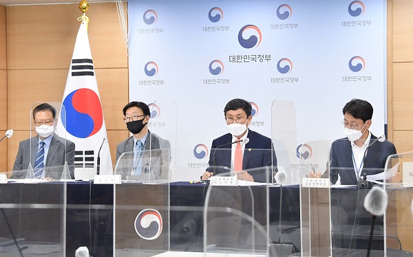 안도걸 기획재정부 차관(왼쪽 세번째)이 1일 서울 광화문 정부서울청사에서 열린 ‘공공기관 경영평가제도 개편방안 브리핑’에서 주요내용을 발표하고 있다. 사진.기획재정부