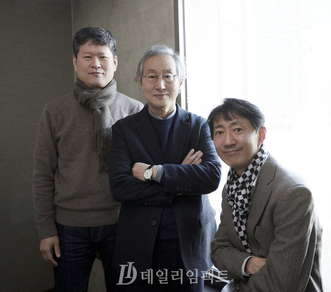 왼쪽부터 김수동 더함플러스협동조합 이사장, 손웅익, 김학수 이사. 사진 구혜정 기자