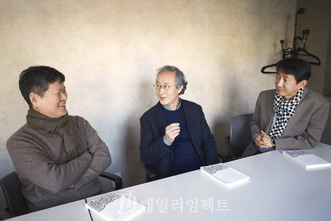 왼쪽부터 김수동 손웅익 김학수 씨. 사진 구혜정 기자.