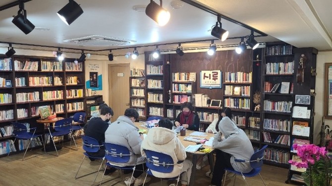 시루작은도서관에서 청소년들과 함께하는 프로그램. 사진 김남심 개인 블로그.