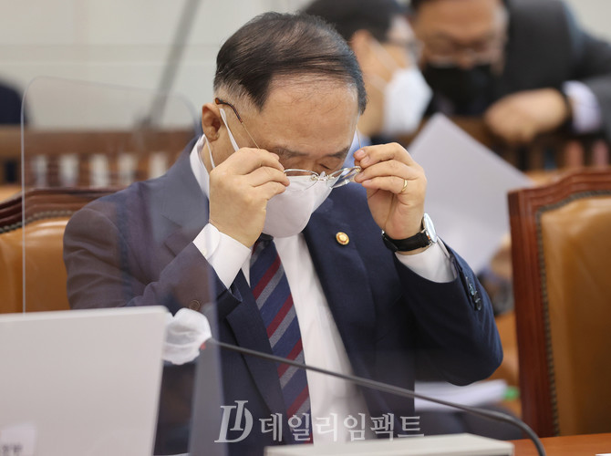 홍남기 경제부총리 겸 기획재정부 장관. 공동취재사진