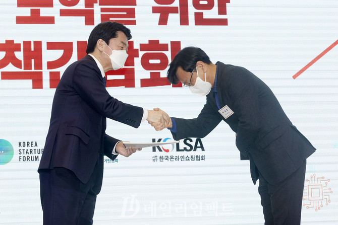 안철수 국민의당 대선후보(왼쪽), 박성호 한국인터넷기업협회장. 사진. 구혜정 기자