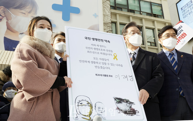 더불어민주당 이재명 대선 후보(오른쪽). 사진. 구혜정 기자
