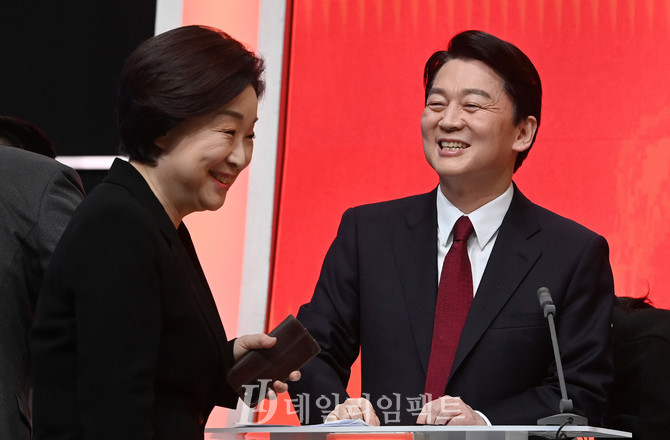 안철수 국민의당(오른쪽), 심상정 정의당 대선후보. 사진. 한국인터넷신문협회
