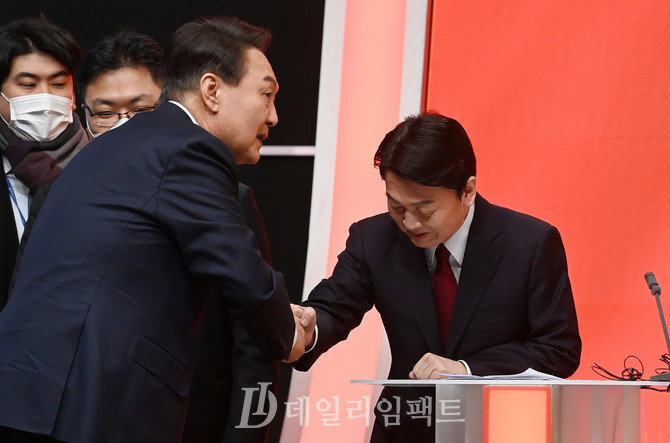 안철수 국민의당(오른쪽), 윤석열 국민의힘 대선후보. 사진. 한국인터넷신문협회