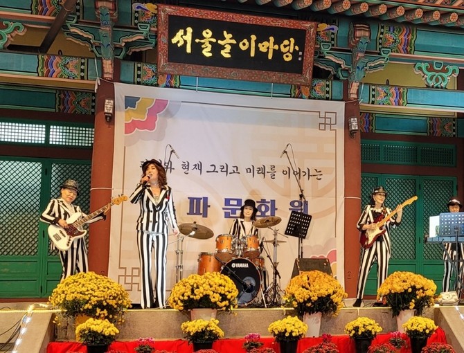 송파문화예술축제공연에서 연주하고 있는 루비밴드. 사진 제공 루비밴드