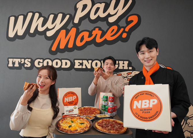 10일 서울 강남구 대치동에 위치한 ‘노브랜드 피자’ 대치점에서 모델들이 신세계푸드가 새롭게 론칭한 ‘노브랜드 피자’의 대표 메뉴들을 소개하고 있다. 사진. 신세계푸드