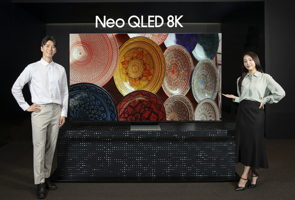 삼성전자 모델이 31일 서울 서초동에 위치한 삼성 딜라이트샵에서 2022년형 Neo QLED 8K 제품을 선보이고 있다. 사진. 삼성전자