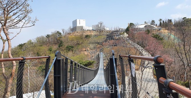 '애기봉 평화생태공원' 내에 설치된 흔들다리 전경. 사진=김동영 기자