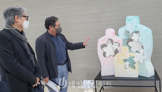 신달호 작가(왼쪽에서 두번째)가 조강전망대 내에 전시된 자신의 조각 작품에 대해 설명하고 있다. 사진=김동영 기자
