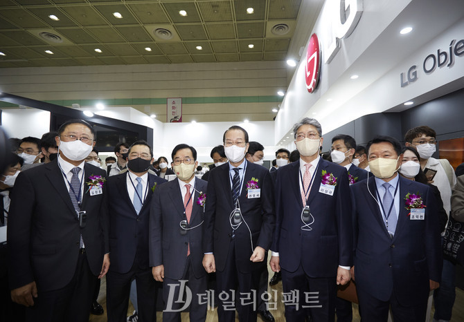 ‘2022 월드IT쇼’ 행사장 찾은 권영세 대통령직인수위원회 부위원장(왼쪽 세번째). 사진. 구혜정 기자