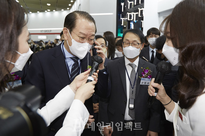 권영세 대통령직인수위원회 부위원장, 구현모 KT 대표이사(오른쪽). 사진. 구혜정 기자