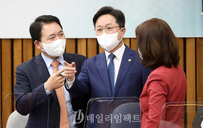 더불어민주당 강병원 의원(가운데). 공동취재사진