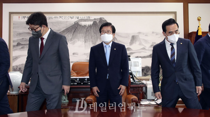 왼쪽부터 국민의힘 권성동 원내대표, 박 의장, 더불어민주당 박홍근 원내대표. 공동취재사진