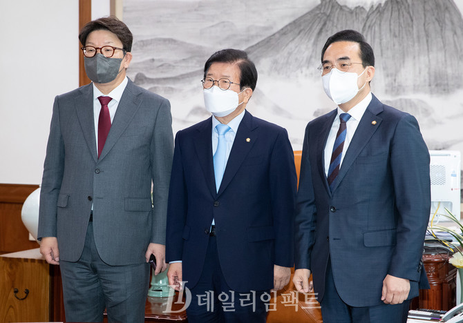 왼쪽부터 국민의힘 권성동 원내대표, 박 의장, 더불어민주당 박홍근 원내대표. 공동취재사진