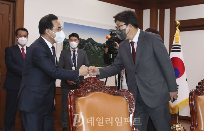 국민의힘 권성동 원내대표(오른쪽),  더불어민주당 박홍근 원내대표. 공동취재사진